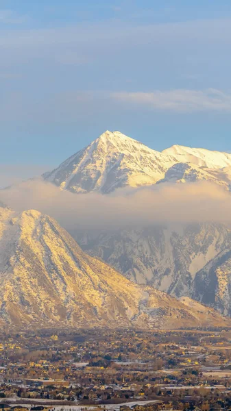 Vertical Impresionante vista del Monte Timpanogos con nieve de invierno y brillo dorado al atardecer — Foto de Stock