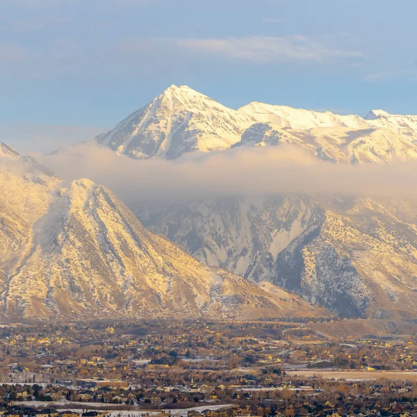 Foto Marco cuadrado Impresionante vista del Monte Timpanogos con nieve de invierno y brillo dorado al atardecer — Foto de Stock