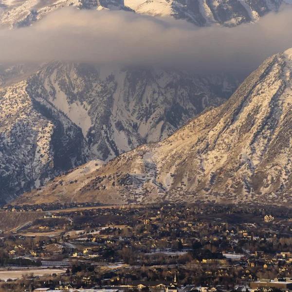 Marco cuadrado Cubierto de nieve Monte Timpanogos con paisaje residencial en primer plano — Foto de Stock