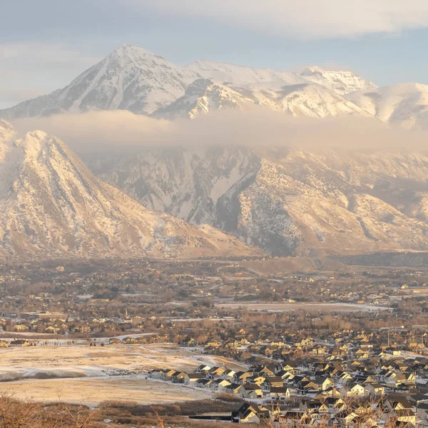 Square Mount Timpanogos hills and houses blanketed with snow on a cold winter day — 스톡 사진