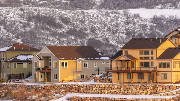 Foto Panorama Casas en un barrio montañoso con nieve de invierno y vistas panorámicas al atardecer — Foto de Stock