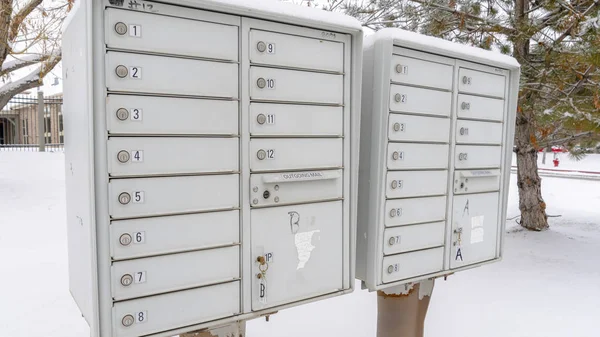 Panorama quadro Caixa de correio contra a paisagem do bairro coberto com neve branca fresca no inverno — Fotografia de Stock