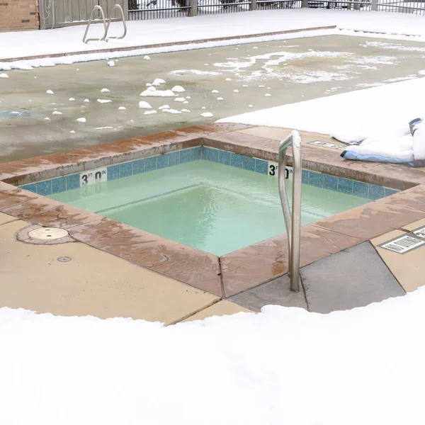 Photo Square Piscine pour enfants et piscine pour adultes gelée entourée de neige en hiver — Photo