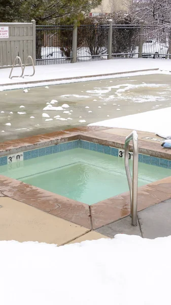 Cadre vertical Piscine pour enfants et piscine pour adultes gelée entourée de neige en hiver — Photo
