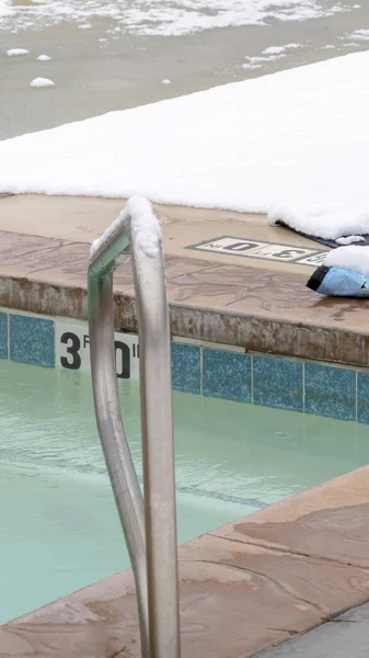 Vertical Gros plan d'une piscine pour enfants avec piscine couverte de neige en hiver — Photo