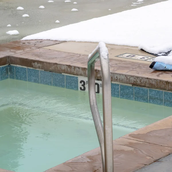 Cadre carré Gros plan d'une piscine pour enfants avec piscine couverte de neige en hiver — Photo