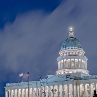 Fotoğraf Meydanı çerçevesi Utah Eyalet Başkent Binası Salt Lake City 'de gökyüzüne ve bulutlara karşı parlıyor