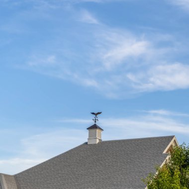 Gri perdeli çatısında pusula ve kubbeli binanın dış yüzeyi.