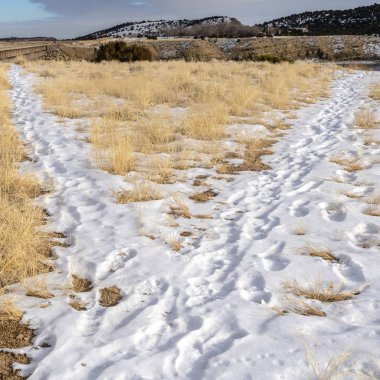 Kare kare yürüyüş yolları karla kaplı kışın manzaralı tepeler ve göl manzaralı