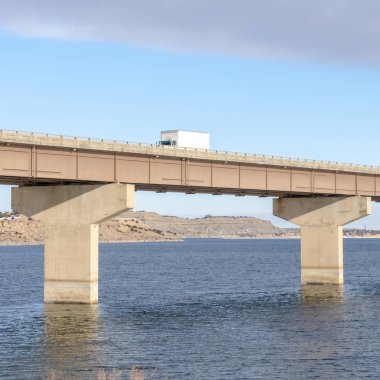 Kare çerçeve Kamyon stringer köprüsünde akroo mavi göl tepede ve bulutlu gökyüzü