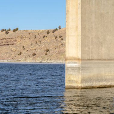 Kare çerçeve Göl üzerindeki güverteyi destekleyen bir köprünün iskelesi ya da abutment