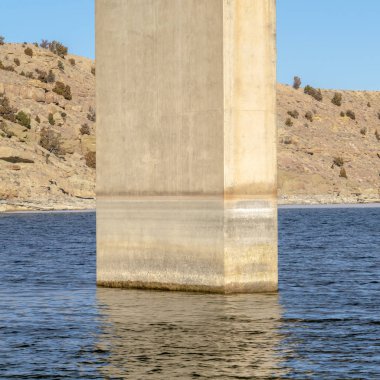 Kare Göl üzerindeki güverteyi destekleyen bir köprünün iskelesi ya da ayağı