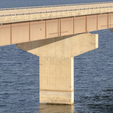 Kışın mavi deniz ve karlı arazi manzaralı Stringer Köprüsü