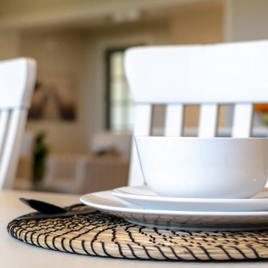 Beyaz sofra takımı ve yuvarlak servis altlığı ile aile yemek masası üzerinde kare çerçeve ayarları