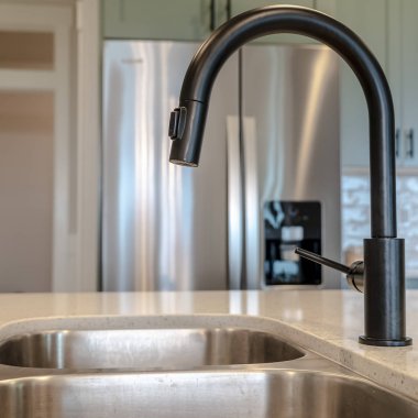 Kare çerçeve Çift leğen mutfak lavabosu altında siyah musluk buzdolabına karşı