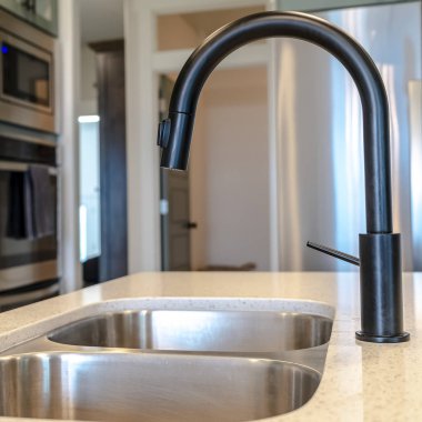 Kare çerçeveli mutfak adası mutfak aletlerine karşı çift kâse ve siyah muslukla batar