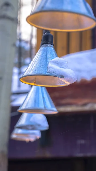 Quadro vertical Cone em forma de corda luzes com neve pendurada fora de uma casa no inverno — Fotografia de Stock