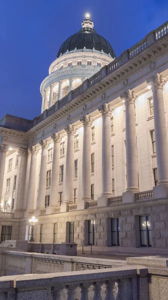 Foto Vertikal ram Utah State Capital Building i Salt Lake City glöder mot pulserande blå himmel — Stockfoto