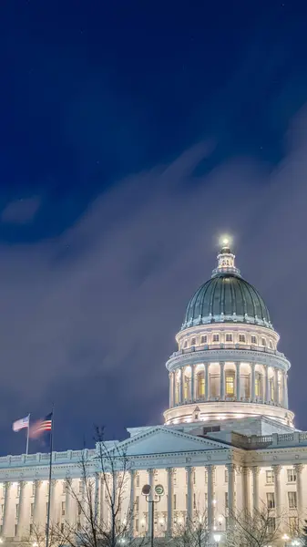 Függőleges keret A fenséges Utah State Capital Building homlokzata az égre és a felhőkre világít — Stock Fotó