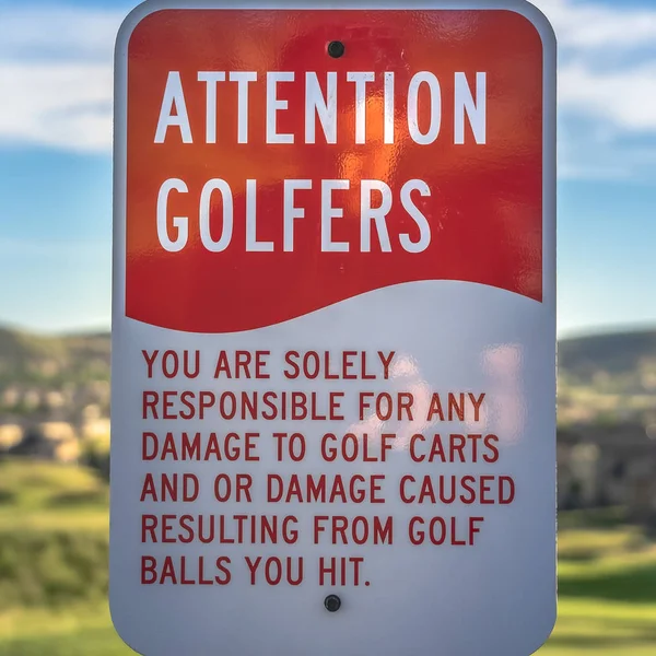 Cadre carré Attention signe golfeurs sur un terrain de golf avec fond de montagne flou et ciel — Photo