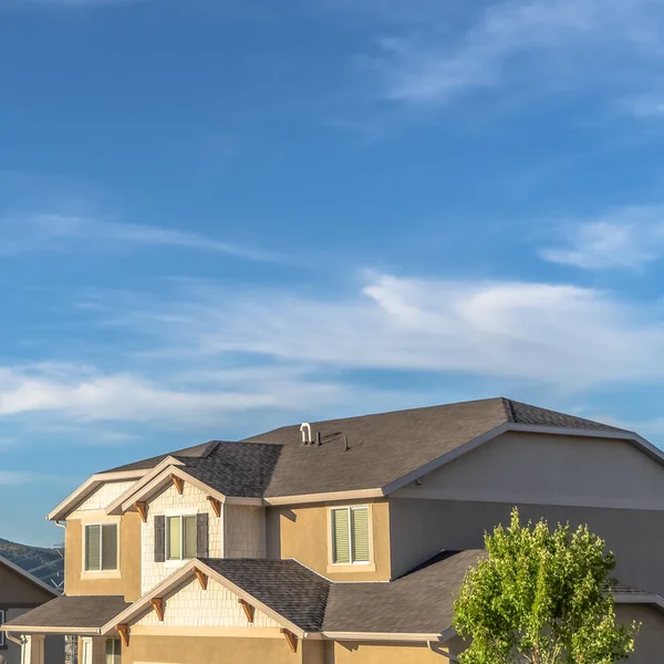 Vierkant Levendige blauwe lucht met wolken over huizen en heuvel gezien op een zonnige dag — Stockfoto