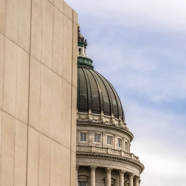 Cornice quadrata La famosa cupola dello Utah State Capitol Building vista dietro un muro — Foto Stock