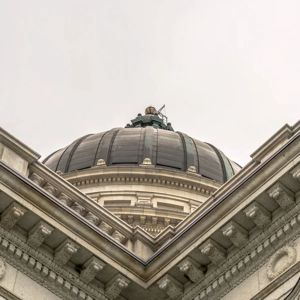 Square Utah State Capitol building and dome in Salt Lake City against bright cloudy sky — Stock Photo, Image
