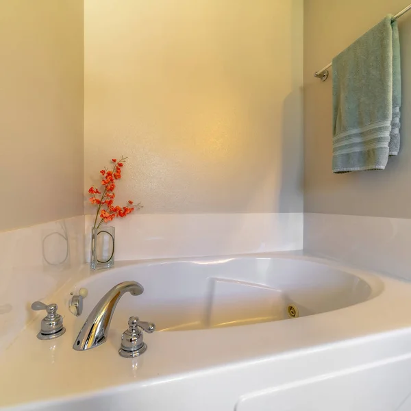 Rama kwadratowa Wnętrze łazienki z błyszczącą wanną i kranem ze stali nierdzewnej — Zdjęcie stockowe