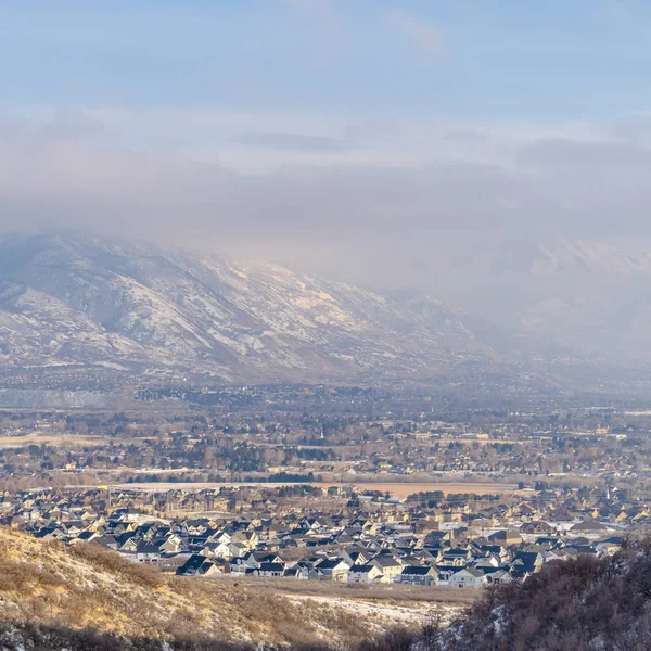 Montaña cuadrada con hierbas y cubierta de nieve fresca en un frío día de invierno — Foto de Stock