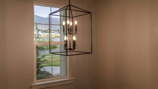 Panorama hängender geometrischer kerzenständer gegen fenster im wohnzimmer — Stockfoto