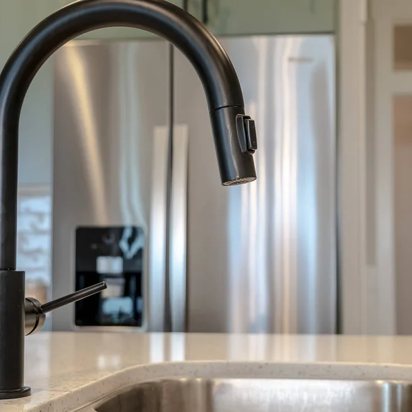 Photo Square Double basin undermount kitchen sink with black faucet against refrigerator — Stock Photo, Image