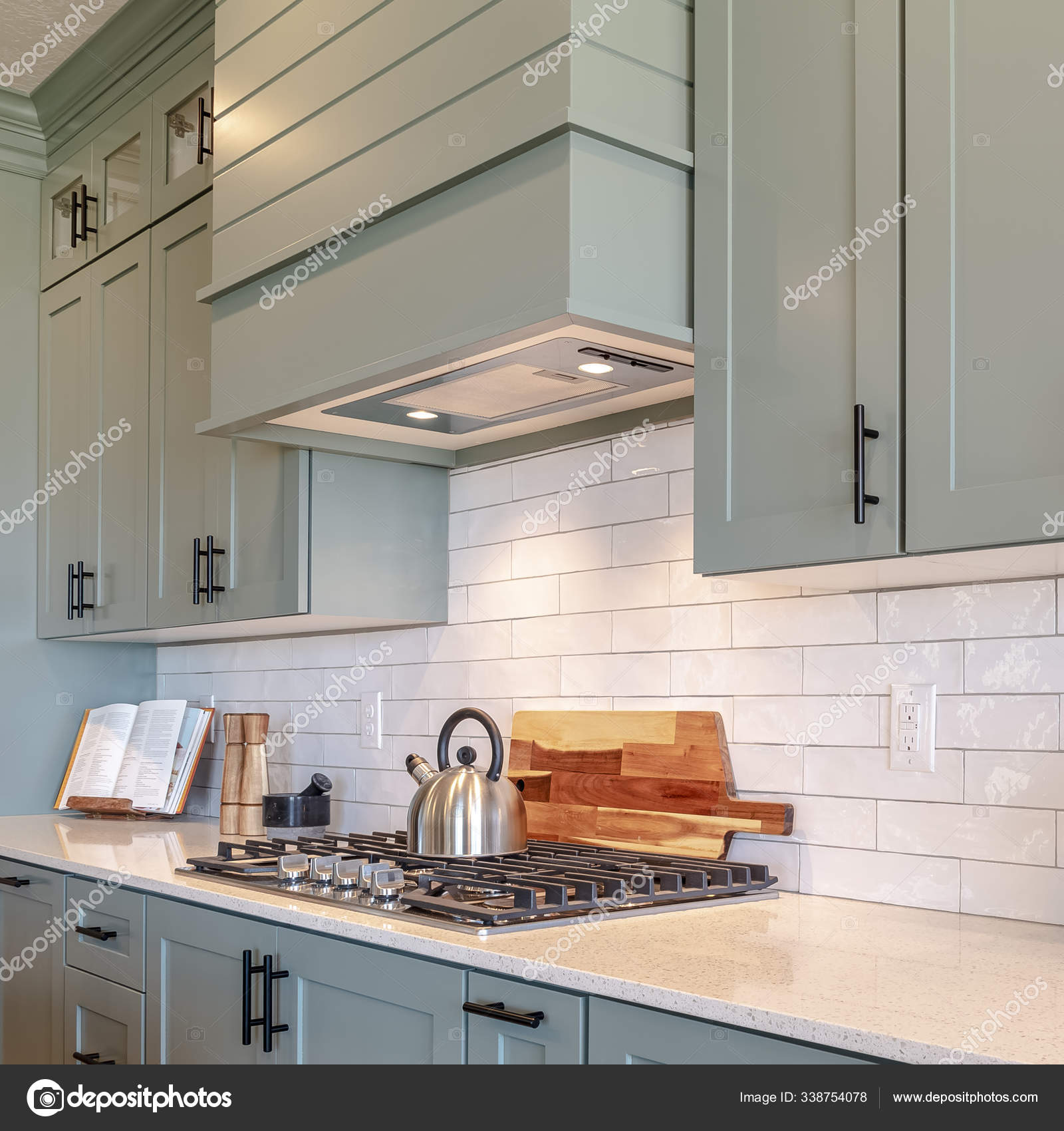 Interior de la cocina cuadrada con encimera blanca debajo de los gabinetes  colgantes — Foto de stock #338754078 © dropthepress@gmail.com, image size:1600x1700