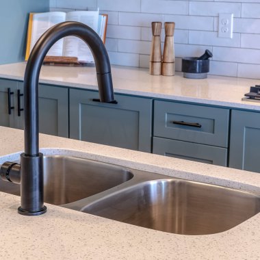 Kare çerçeve Çift kâse lavabo ve siyah musluk mutfak adasında mutfak ve tezgah karşı