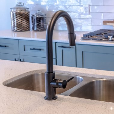 Kare Mutfak Adası çift lavabo ve siyah musluk mutfak ve fayans kaplama karşı