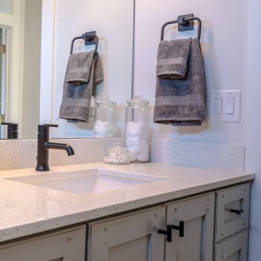 Fotoğraf kare çerçeve banyo makyaj dolabı lavabo siyah musluk bitkisi ve ayna ile