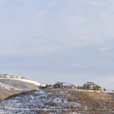 Tepedeki foto kare evler karlı arazi ve doğal güzellik manzaralı panoramik manzaralı