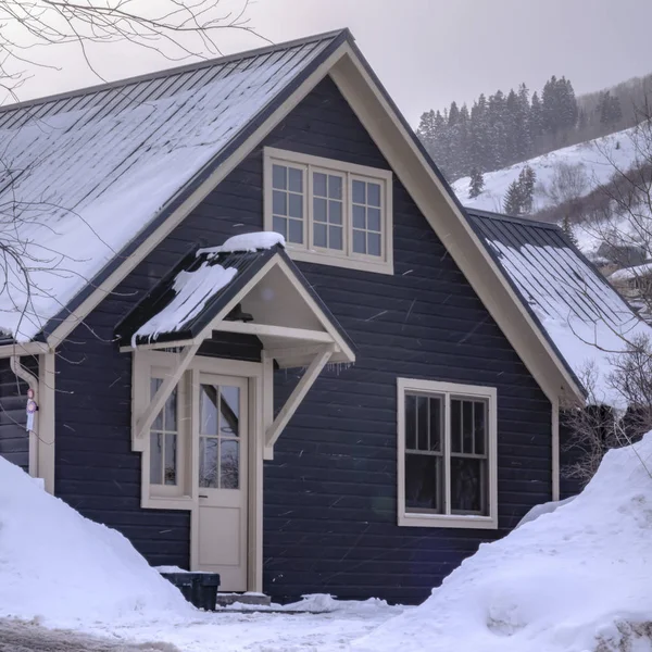 Quadratischer Park Stadt utah im Winter mit eisglatter Straße und vereisten Haus auf schneebedecktem Hügel — Stockfoto