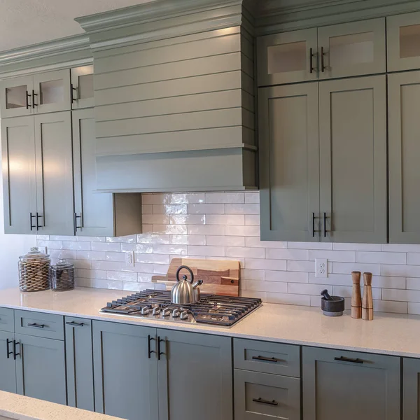 Photo Square Lemari kayu dan putih meja atas di dalam dapur dengan backsplash ubin — Stok Foto