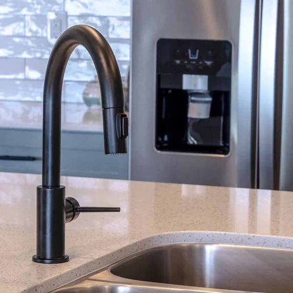 Fyrkantig svart kran och dubbel skål undermount diskbänk på köksö i hemmet — Stockfoto
