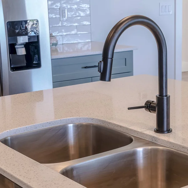 Quadratischer Rahmen schwarzer Wasserhahn und Doppelwaschbecken aus Edelstahl auf der Kücheninsel des Hauses — Stockfoto