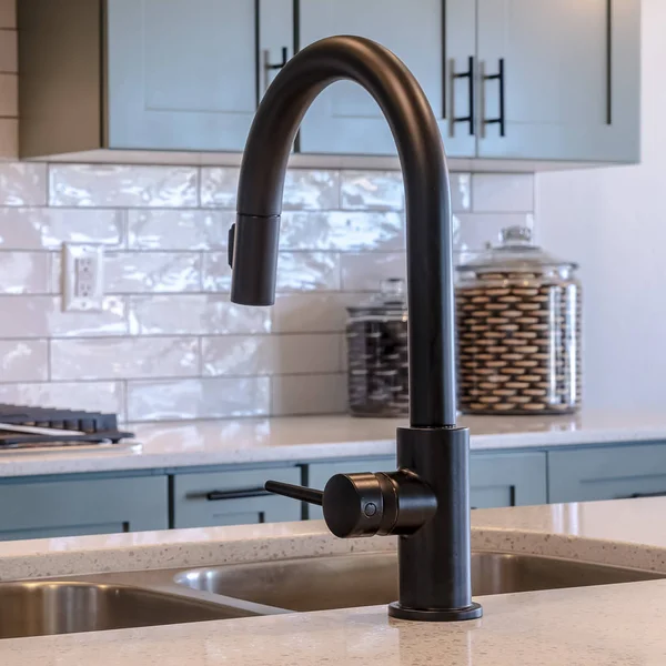 Photo Square frame Black faucet and double bowl kitchen island sink against cooktop and cabinets — Stock Photo, Image