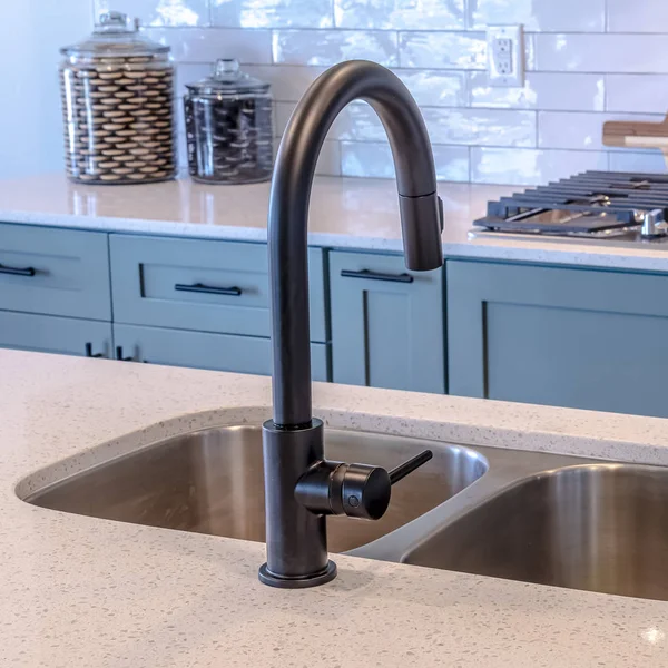 Square Kitchen island double sink and black faucet against cooktop and tile backsplash — Stock Photo, Image