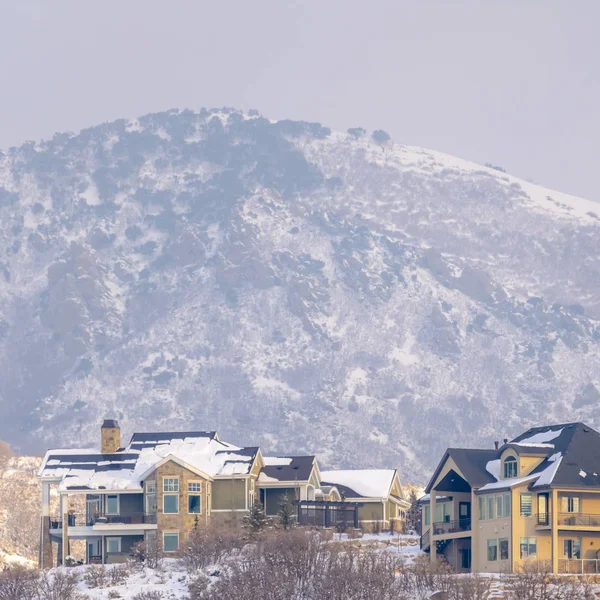 Foto Marco cuadrado Terreno residencial de Hilly con casas encantadoras y belleza natural nevada — Foto de Stock