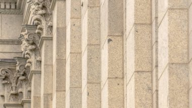 Panorama çerçeve Beyaz taş duvar ve dekoratif döşeme ile güzel dış bina