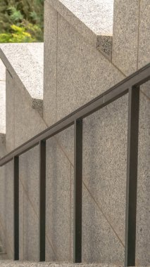 Duvara dayanan gri metal tırabzanları olan bir binanın dış iskeleti.