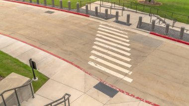 Panorama Binası dış tarafı merdiven yolu manzaralı bahçe dağı ve bulutlu gökyüzü manzaralı