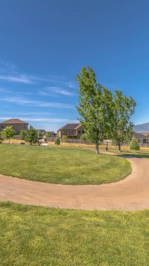 Evleri göl ve dağ manzaralı geniş çayırlarda kıvrılan dikey bir yol.