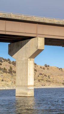 Dikey çerçeve kiriş köprüsü, engebeli arazi ve bulutlu gökyüzüne karşı ayaklanma temeli.