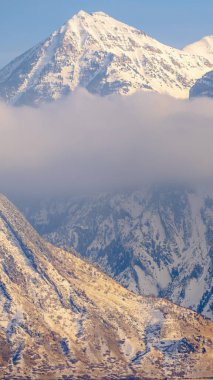 Fotoğraf dikey çerçeve Timpanogos Dağı 'nın yamaçlı ve karla kaplı tepe noktasının inanılmaz görüntüsü