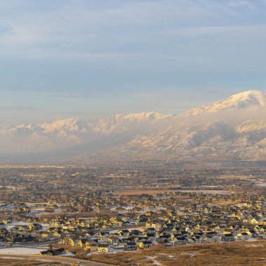 Timpanogos Dağı 'nın kare çerçevesi ve güneş batarken kar yağan yerleşim yerleri
